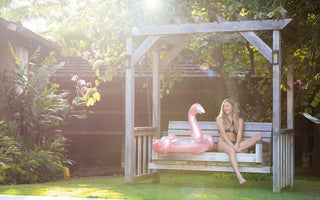 Deze grote roze opblaasbare flamingo zwemband kent iedereen!