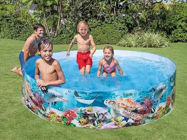 Groot opzetzwembad met onderwaterprint